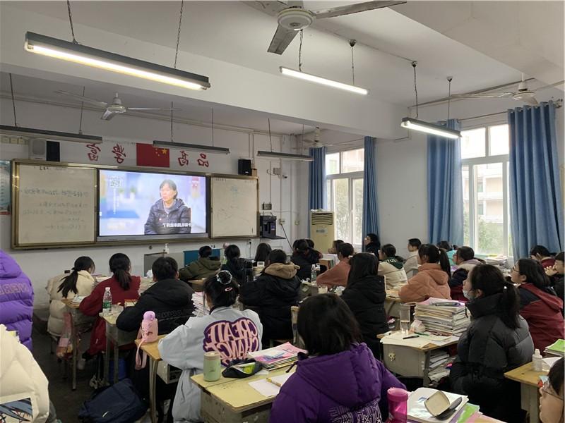 学校组织学习时代楷模——张桂梅